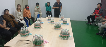 這家公司真土豪，套圈竟用現(xiàn)金當(dāng)禮品！