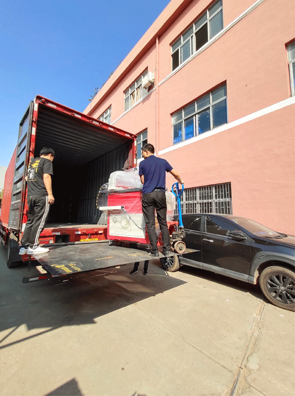 數(shù)控鉆孔機終于裝上車啦！